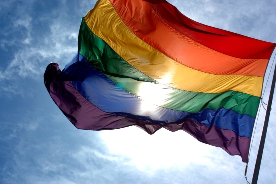 Por un mundo en el que no debamos esconder algo tan lindo como el amor en un armario,un mundo donde podamos ser quienes somos sin miedo,por un mundo libre de amar.
FELIZ DÍA 🏳️‍🌈✊🏻