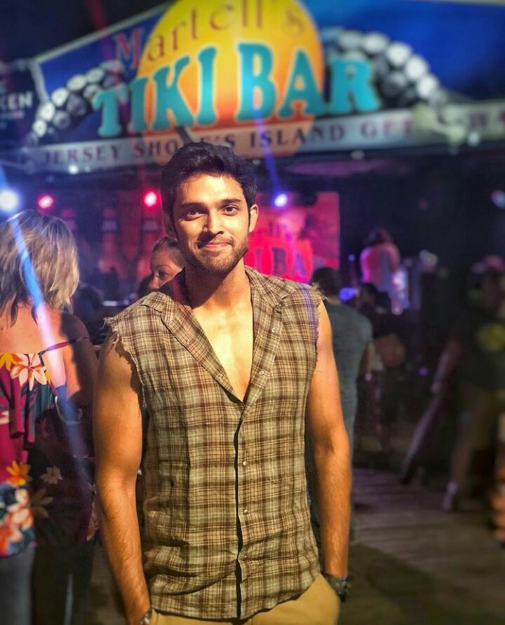 Yeh tasveer mein apni maa ko dikhaon toh woh kahein yeh kya dhaagey nikley hue hain baazo sey. Lmao. Khair puaara lag raha wese. Ammiyon ko kon convince krne bethe ab iss fashion par.