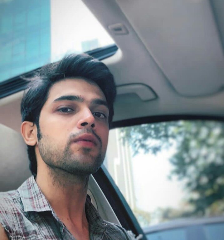 Yeh tasveer mein apni maa ko dikhaon toh woh kahein yeh kya dhaagey nikley hue hain baazo sey. Lmao. Khair puaara lag raha wese. Ammiyon ko kon convince krne bethe ab iss fashion par.