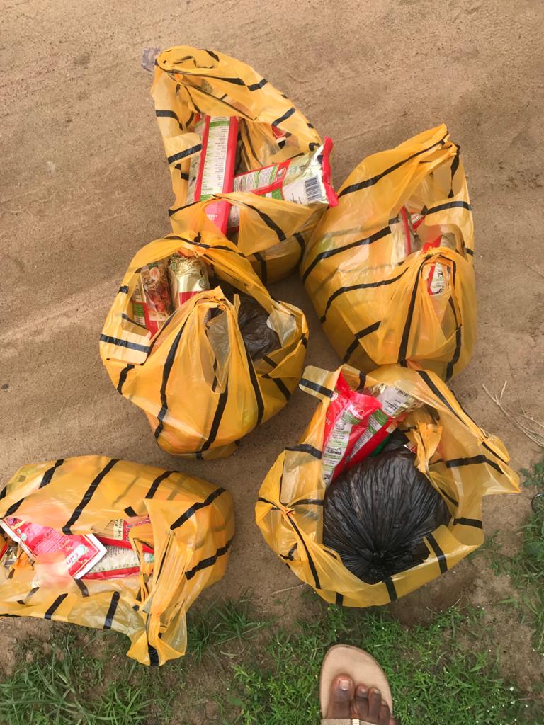 teensmeetonline's tweet photo. Egbeda LG. Ibadan, Nigeria.
We reached out to some families in Ibadan with foodstuff.
Thankful that we were able to do this at this time and thankful for your support too.
#LPOH4
#leavingprintsonhearts
#TMOoutreach https://t.co/BA7YxTQ2Nw