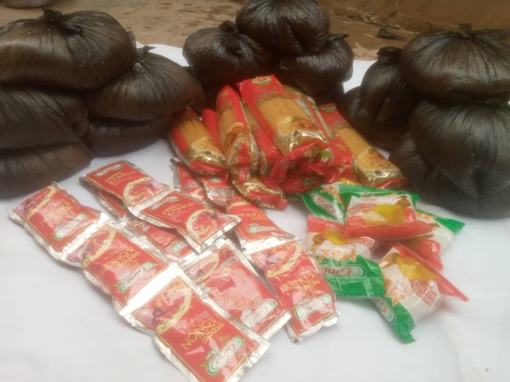 teensmeetonline's tweet photo. Egbeda LG. Ibadan, Nigeria.
We reached out to some families in Ibadan with foodstuff.
Thankful that we were able to do this at this time and thankful for your support too.
#LPOH4
#leavingprintsonhearts
#TMOoutreach https://t.co/BA7YxTQ2Nw