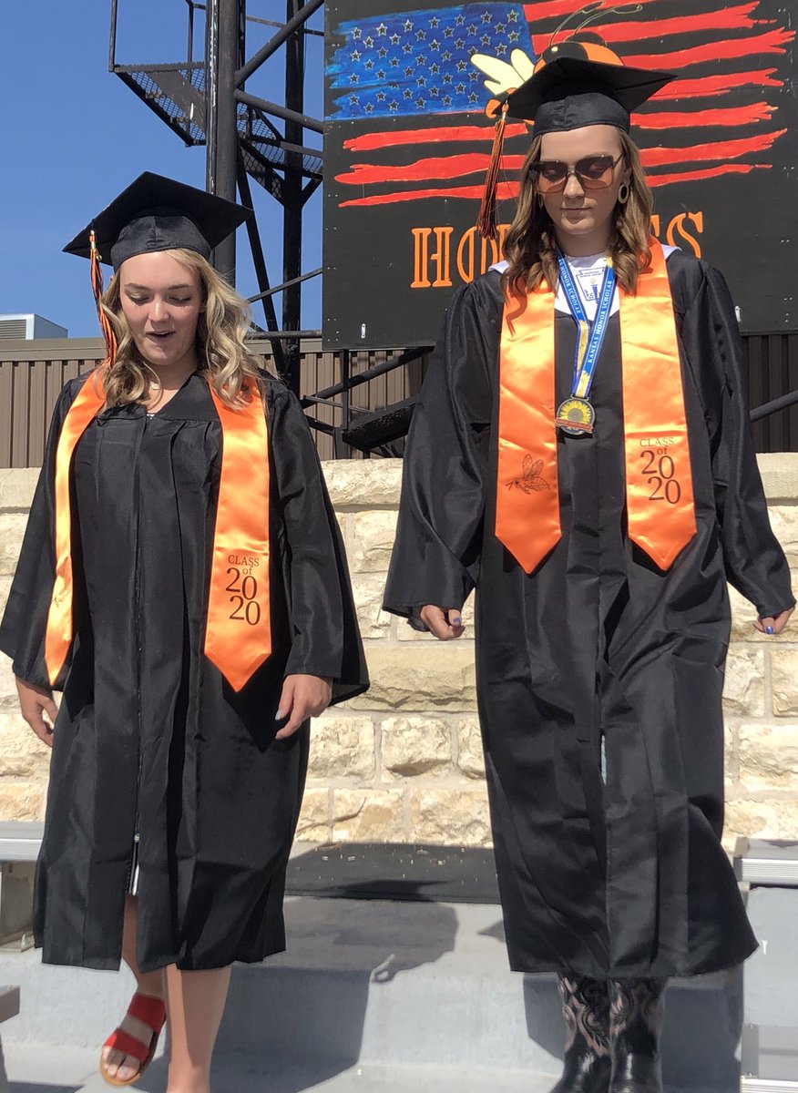 grecddroberts's tweet photo. Congratulations Grads. Proud of you Ella and the entire class. Can’t wait to see what future holds. 🧡🎓🧡 https://t.co/TVd5K0AXZd
