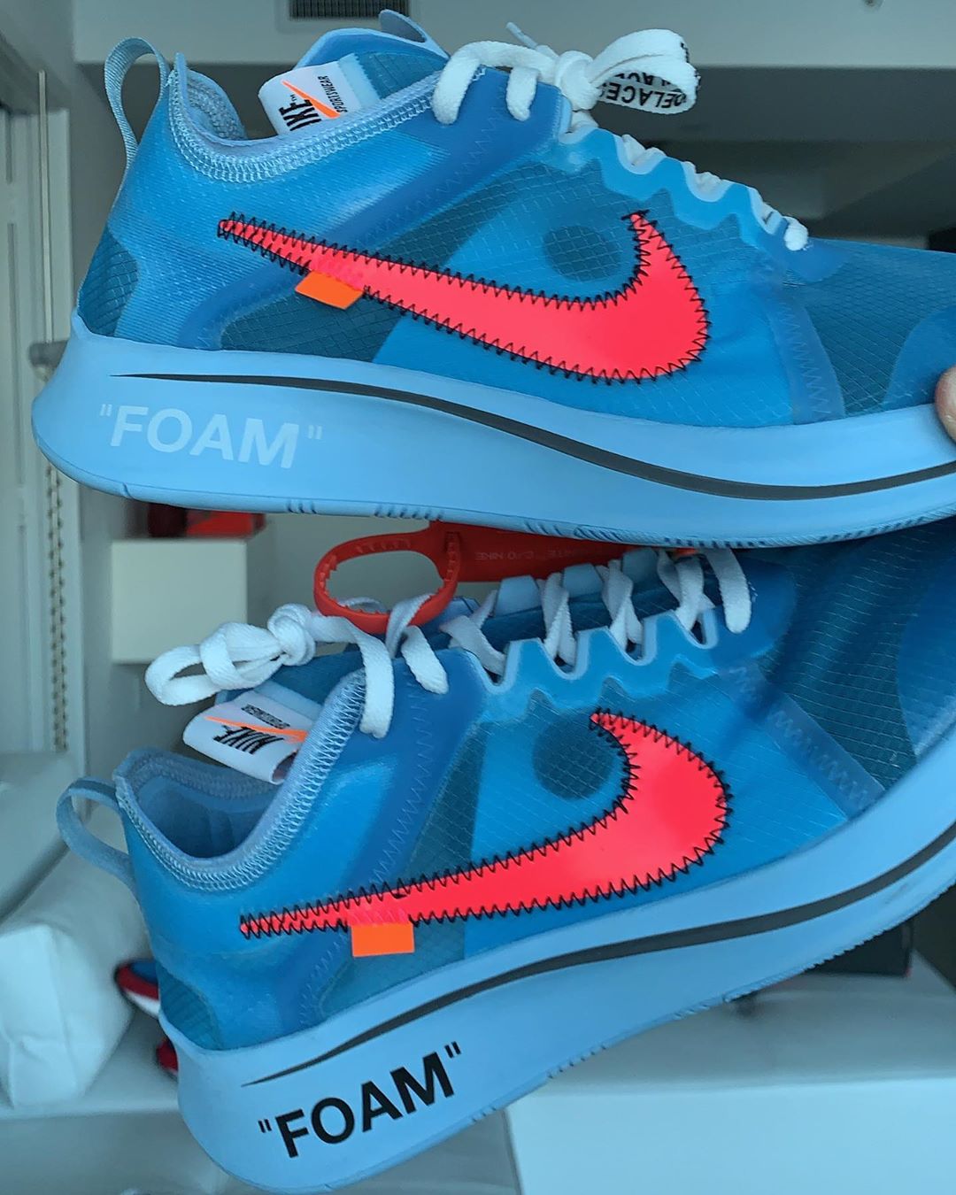 Zoom fly off white blue top