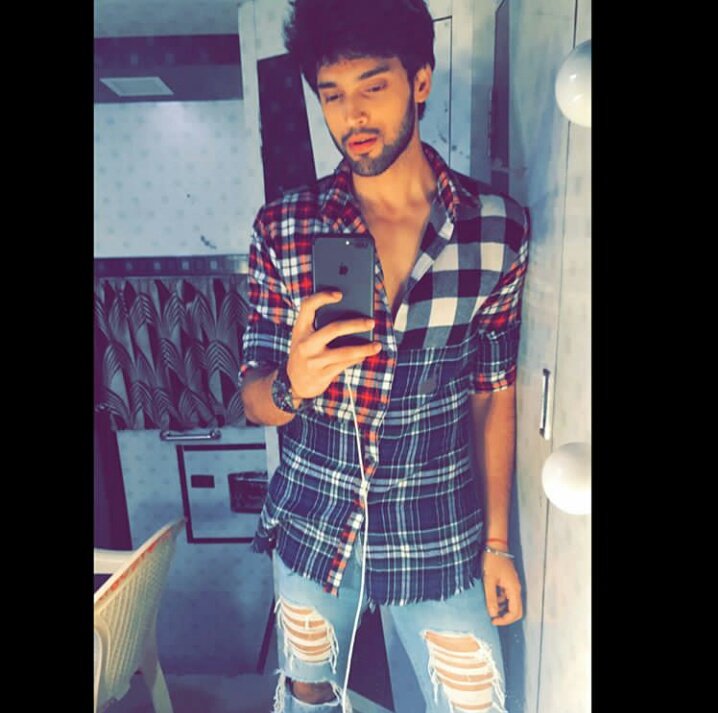 Fact: Yeh dekh kar larkiyon ke hormones hil jaatey hain aur phir unhe 7th episode ke elawa kuch bhi nazar nahi ata.