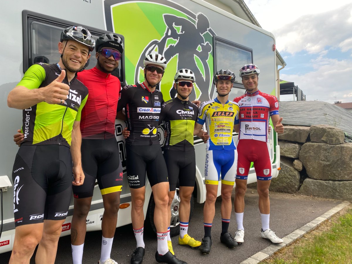 "Ça a dû lui faire un petit peu bizarre pendant le stage. Il est à la même sauce que les jeunes coureurs".

Un nouveau cycle débute pour le Team Chazal-Canyon-3G Immo : directvelo.com/actualite/8240…

📸 DR