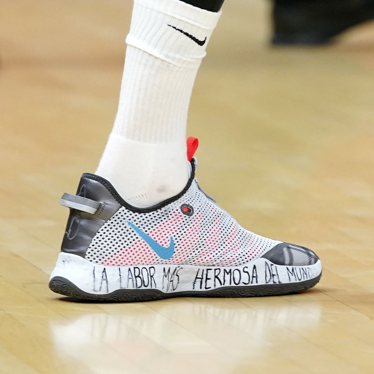 vetustamorla's tweet photo. Descubrimos ‘Los Abrazos Prohibidos' en las zapatillas del gran @Victor_Claver 🙌🏻🏀🎸🙌🏻
@LigaEndesa apoyando a lxs trabajadorxs de la Sanidad Pública 💚
"Por los que hacen del trabajo sucio
la labor más hermosa del mundo”
https://t.co/31LqgsuZ0D
📸 @pozo_mariano https://t.co/HzpjXCrpCE