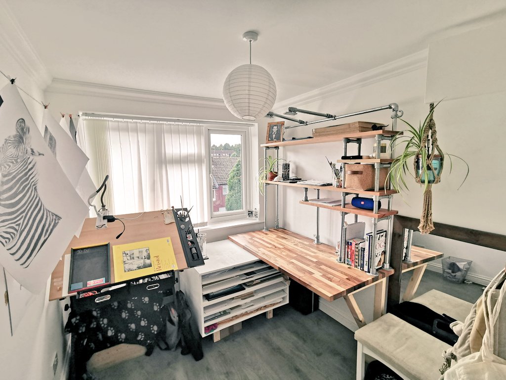 Finally got the shelves up in my studio room 🤗 will be changing the supporting leg at some point and adding some better lighting but happy with the result 🥳
.
.
.
#artstudio #artist #SundayMotivation #sundayvibes #artroom #portraitartist #industrialdesign #handmade #artdesign