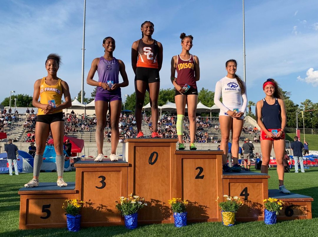 CIFState's tweet photo. It's #SpotTheDIfferenceSunday 👀 There are 4 differences between these two photos. Can you find all four? https://t.co/JJ1DgUzuhh