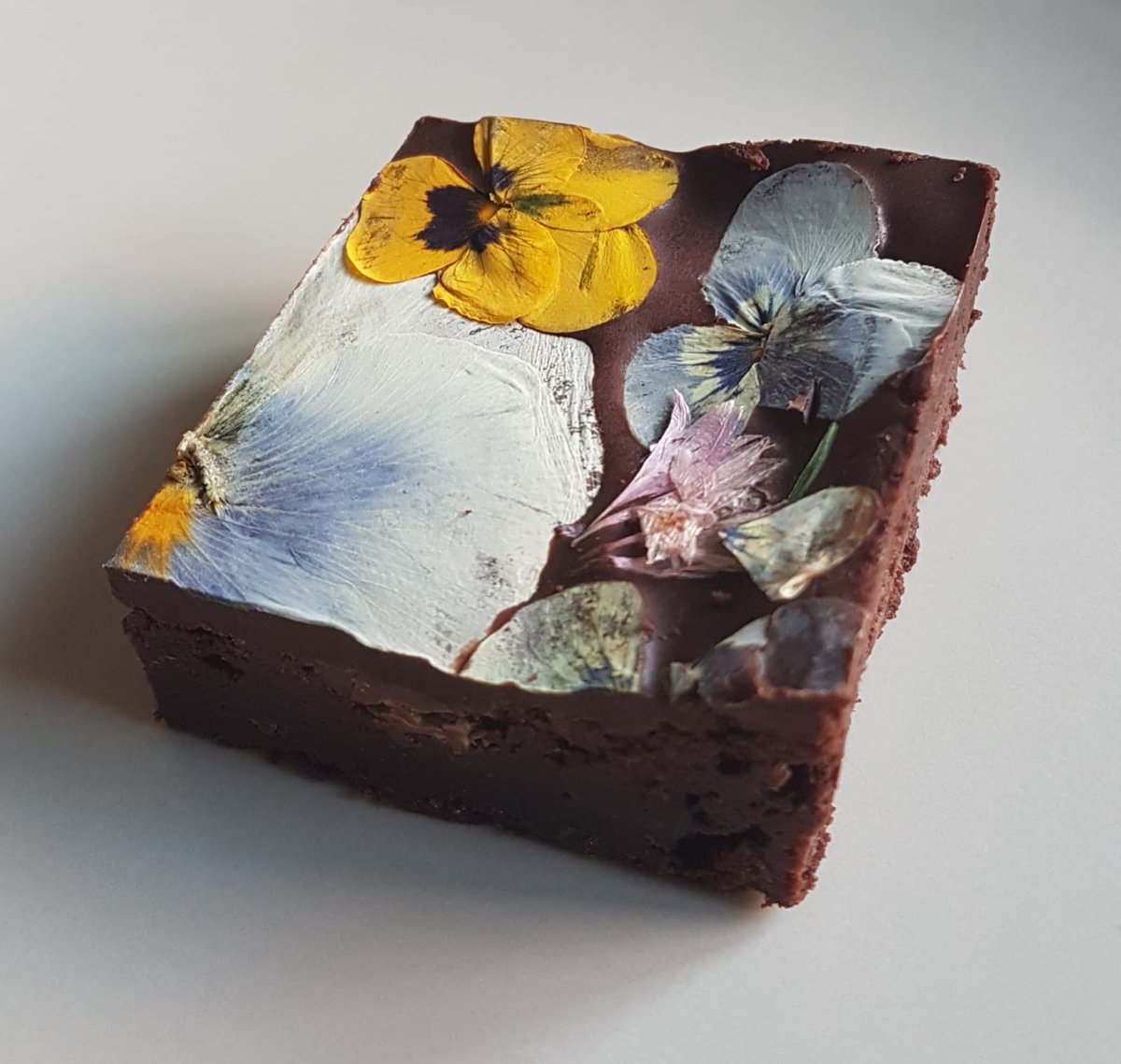 MrNeilB's tweet photo. Just recieved the loveliest surprise @TheBlushingCook pressed flower chocolate brownies. Pure art. Too pretty to eat. Proper mega wow factor when we opened the box 😍 https://t.co/yeEGRp6gIe