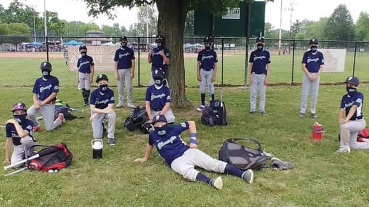 BaseballFrogz's tweet photo. Frogz playing baseball makes the world a better place 🐸 

And these 11u Frogz are doing their Part to slow the COVID roll.... #Masks4All #frogzfamily #BaseballisBack https://t.co/j5y7yFNsEx