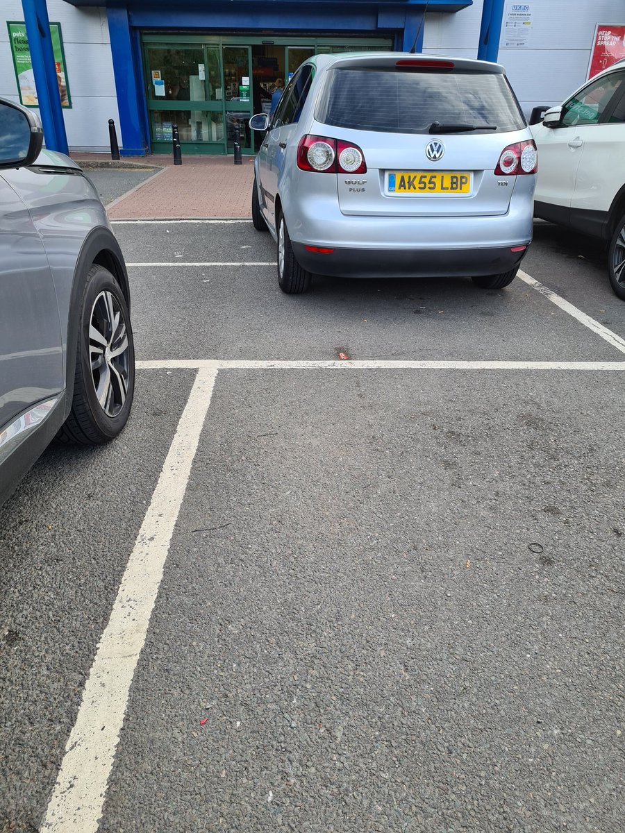 Look at this brilliant not of parking outside @PetsatHome #WestDrayton @YPLAC @parkingdickhead @parkingknobs @ParkingWankers @parklikeamoron @parklikeatwat