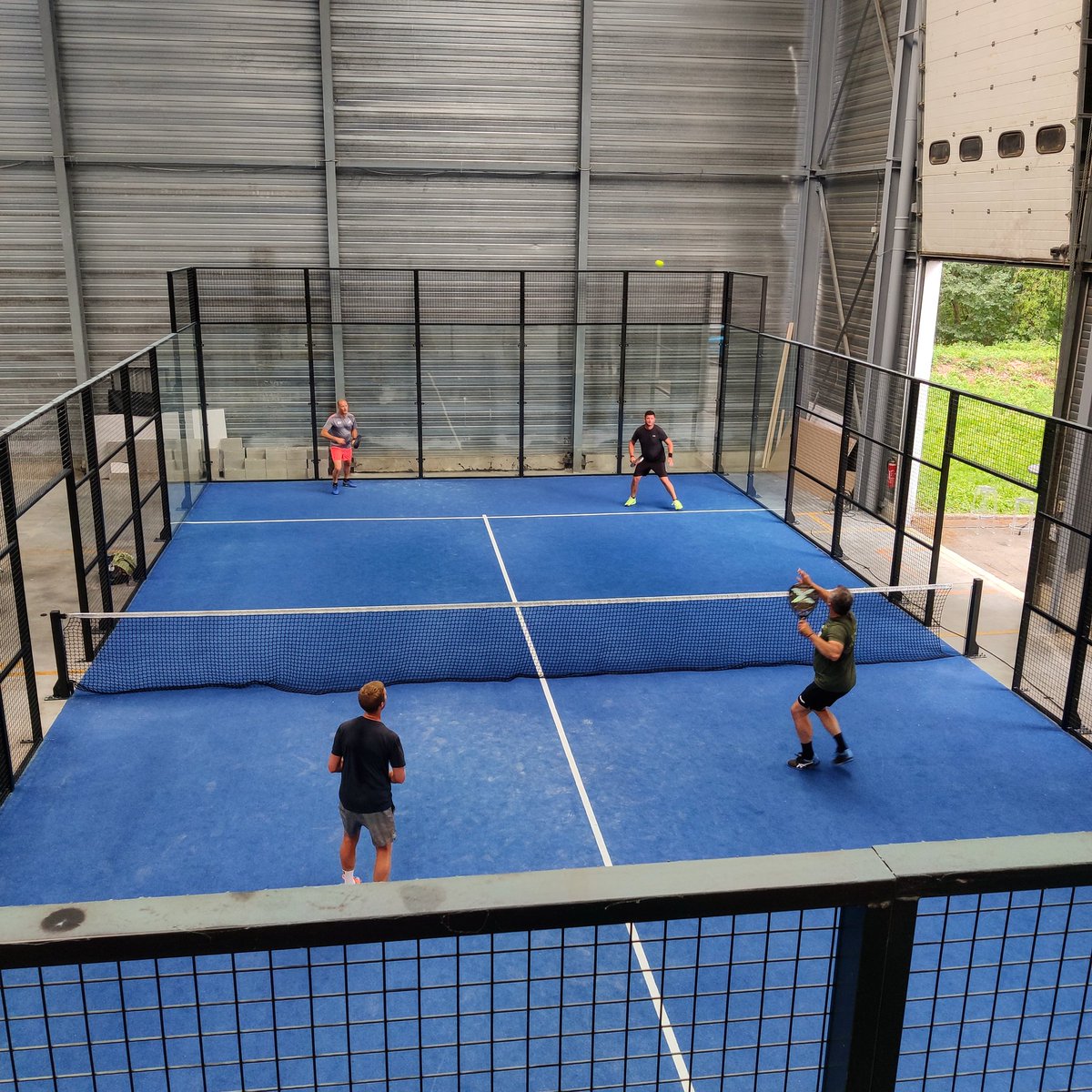 La Casa Genval est de retour ! Ce samedi, le club de padel lançait son premier tournoi après près de 3 mois d'arrêt total. 120 équipes en duo, dont le top belge, s'affronteront tout au long de la semaine. Reportage à découvrir ce lundi à 20h dans Gradins. 🎾🏆
