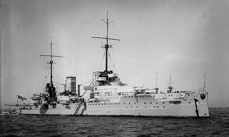 SMS (Seiner Majestät Schiff) Von der Tann war ein großer Kreuzer der deutschen kaiserlichen Marine die 1908 in Kiel gegründet wurde und als erster als Schlachtkreuzer bezeichnet wurde Die SMS Von der Tann in der Schlacht von Skagerrak am 31Mai 1916 
HMS Indefatigable sanken 15’