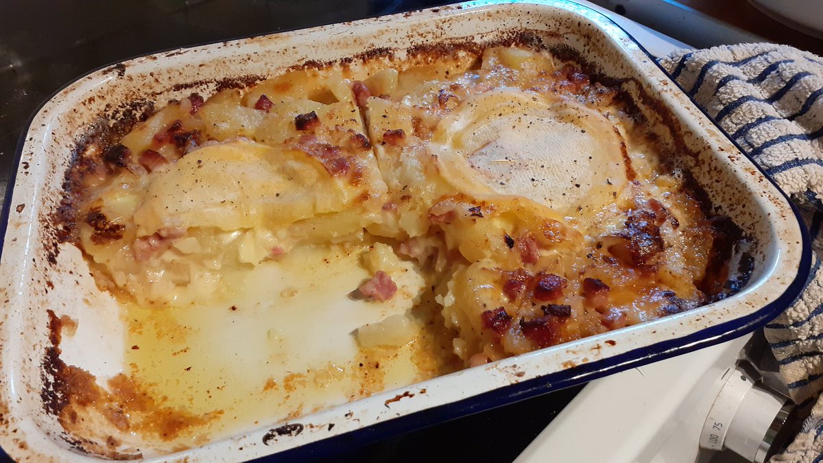 CarsmileSteve's tweet photo. @alantrewartha @pb14 @RawWatfordEdge @awesomewells #CrispyBits Reporting Back, bit of joy with the tinlad. Gave it a minute or so on hob before putting it in the oven (200 for 25 mins (par-boiled pots). https://t.co/Y65gJwzwZd