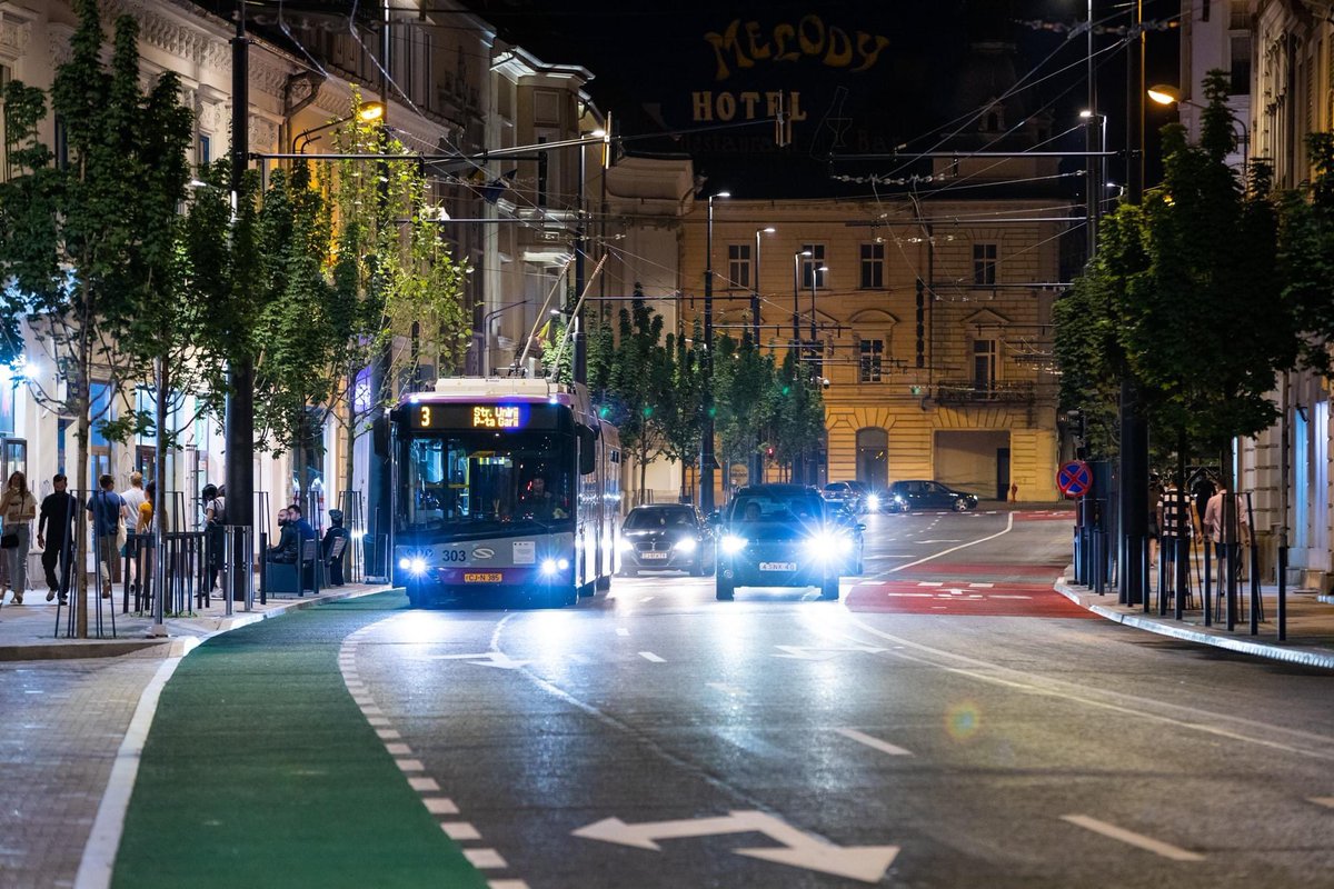 Emil_Boc's tweet photo. Ferdinand Street by night #ClujNapoca #Romania #GreenMobility #GreenCity The newly finished EU project includes new LED lighting, automated irrigation for the trees &amp; traffic management systems #EUfunding #CohesionPolicy #Europe #Cluj https://t.co/qYdLwduSsW