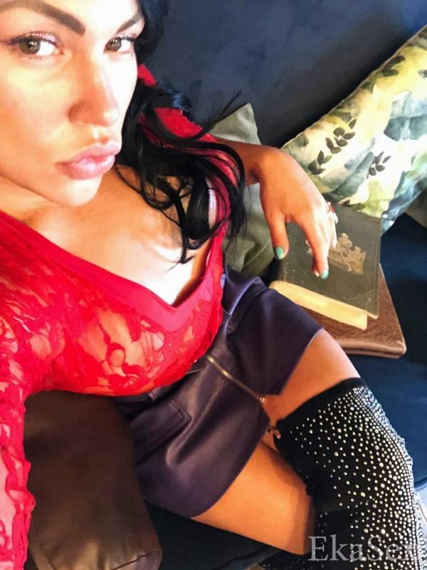 Жұмыс үстеліне жақыннан жасалған эротикалық тұсқағаз