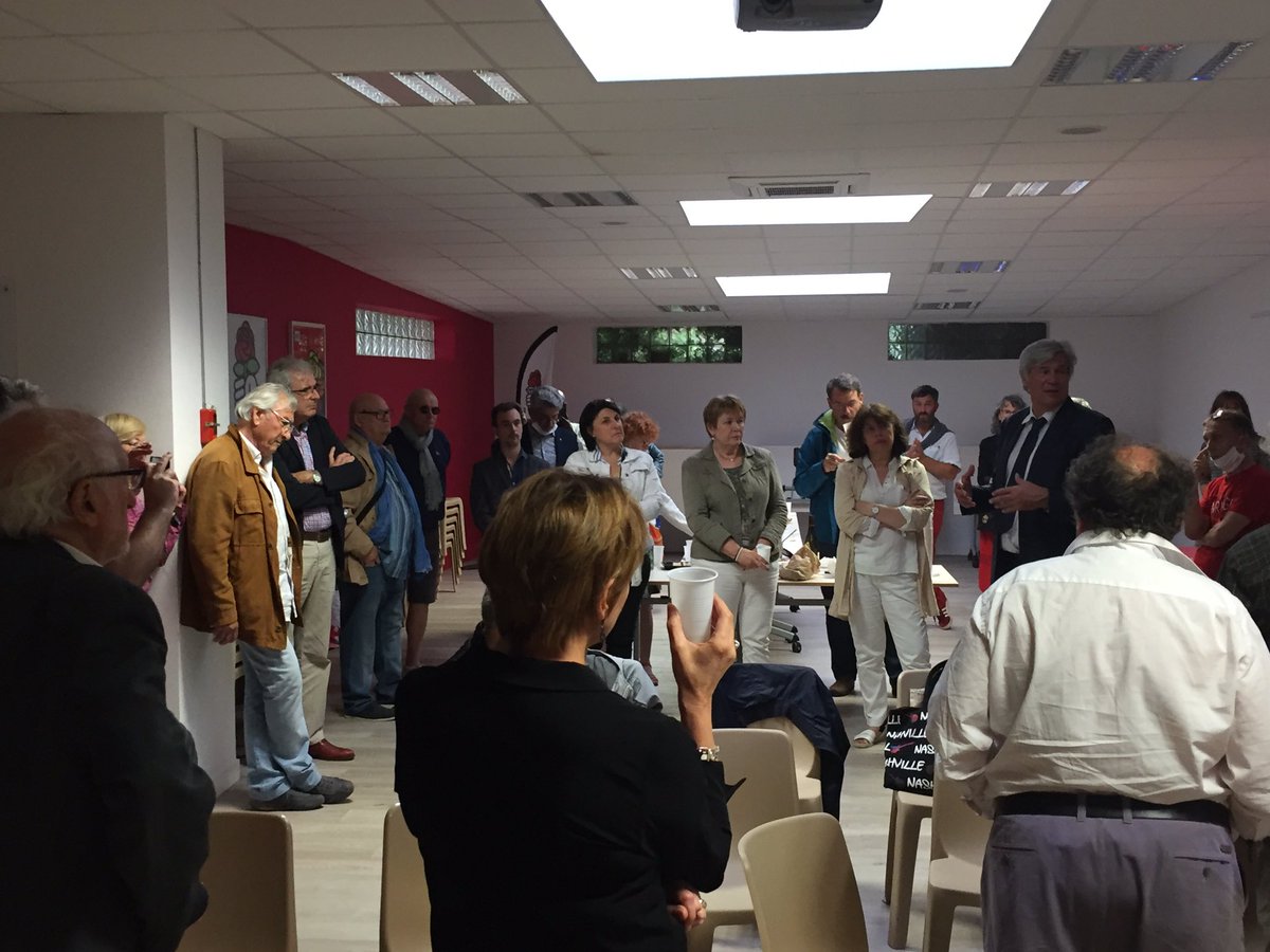 Très belle soirée à la Fédération <a href="/PSSarthe/">Parti Socialiste de la Sarthe</a> pour fêter la superbe victoire de <a href="/SLeFoll/">Stéphane Le Foll</a>, Maire socialiste  du Mans. Bravo à toutes celles et à tous ceux qui ont œuvré, dans la dignité et le respect d’une campagne âpre, pour conserver la Mairie à gauche. <a href="/Th_Cozic/">Thierry Cozic</a> <a href="/partisocialiste/">Parti socialiste</a>