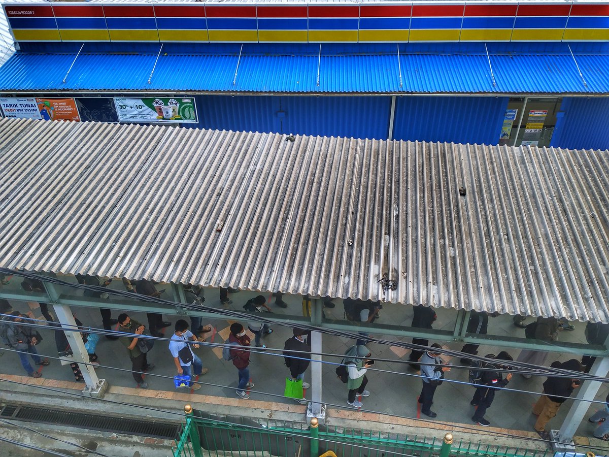 SeringanAwan's tweet photo. Tiap hari Senin pagi biasa begini yes. Yg penting, wajib tertib &amp; patuhi protokol @CommuterLine @jalur5_ 

#NewNormal2020 
#newnormalpakemasker 
#MondayMorning https://t.co/LpZSJfq9SA