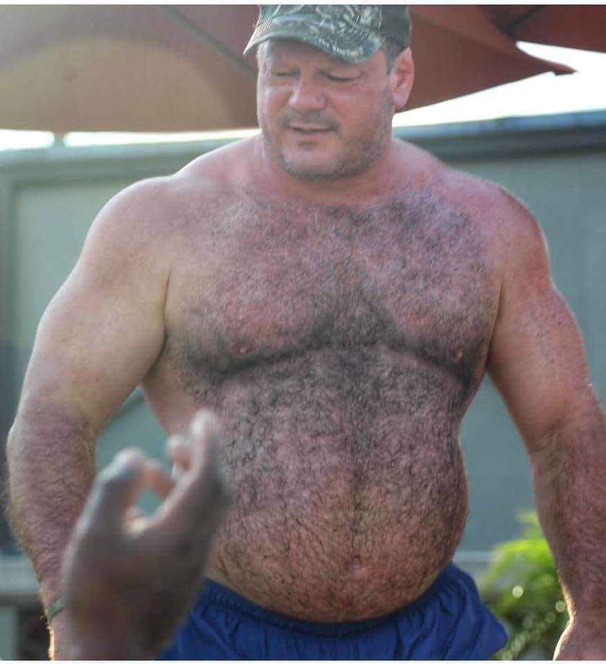 Who is this daddy? #alphamale #strongman #musclebear #muscleworship #beefyman #musclebearvideo #bigmuscle @BigCMen @thickmen2020 @centaurmediainc @woofbearz @BearNakedMen @MServicer @bears100k @HotMaleStuds