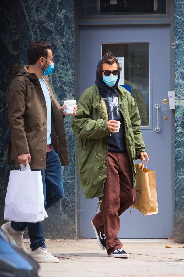 hsdcandids's tweet image. Harry shopping in London recently.