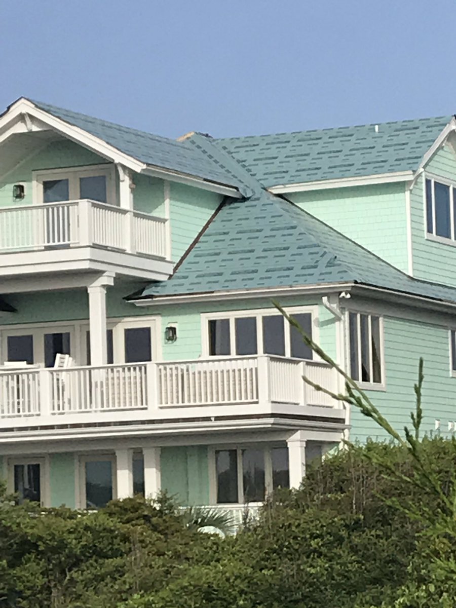 truth_orBlair's tweet photo. Couple at the beach: that is such a pretty color for a beach house, but that’s an interesting roof. I do not like those shingles at all. 
This is the beach house: https://t.co/CUbfGw9eGZ
