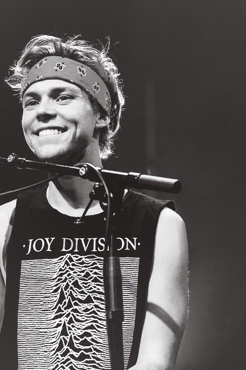 Are these pictures loud enough? Cuz I can hear your laugh. Your infectious laugh. Everyone wants to laugh w/ you  @Ashton5SOS