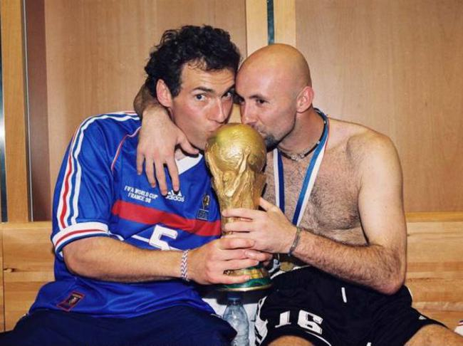 championat's tweet photo. Перед финалом ЧМ-1998 президент Франции Жак Ширак спустился в раздевалку, чтобы подбодрить национальную команду. Он пожал руку каждому игроку, а когда очередь дошла до Бартеза — поцеловал лысину. Французы в тот день обыграли бразильцев 3:0 😌

С днем рождения, Фабьен Бартез 👏 https://t.co/ftFtBuvVmj