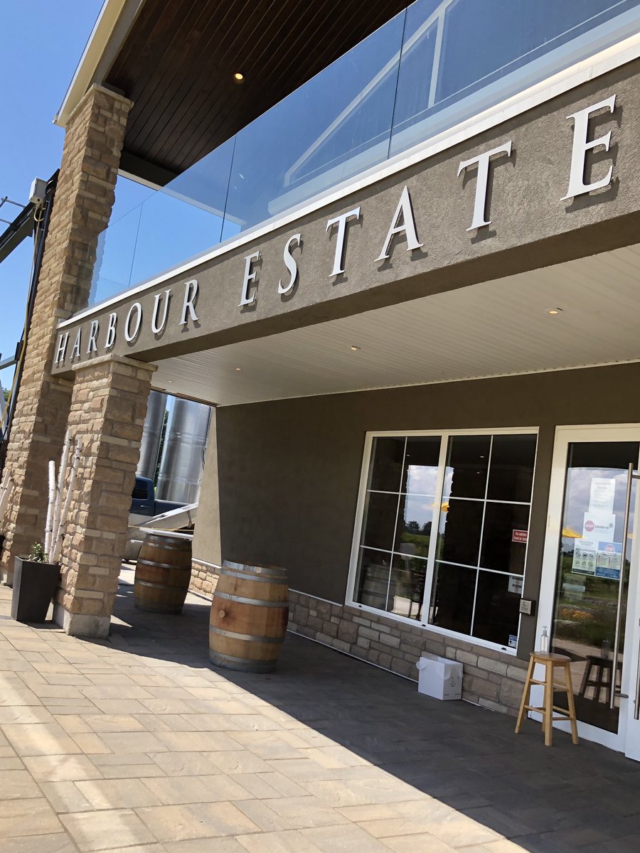 MikeMikolic's tweet photo. #nopassportrequired to visit my neighbours @harbour_estates and enjoy a glass of wine along with a @benchbrewing beer on their patio - Next time we’ll have a picnic overlooking the harbour! #supportlocal @TownofLincolnON https://t.co/Iwb8LqnoZM