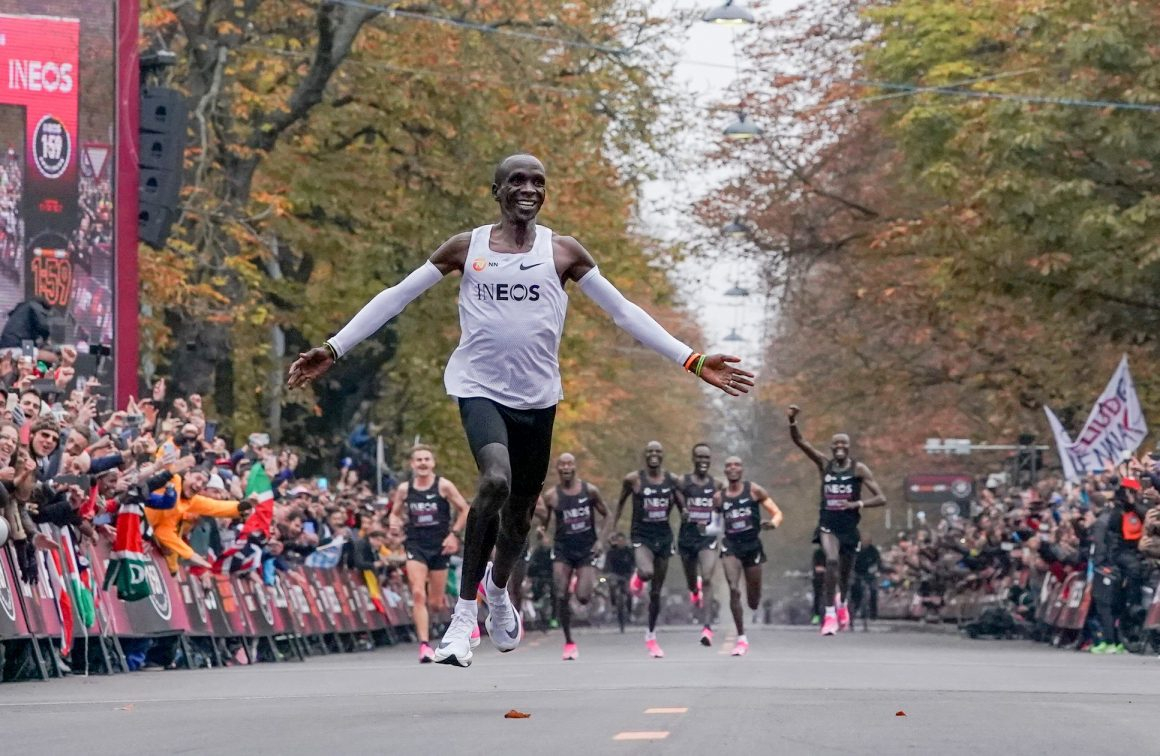 The average marathon time is 4 hours, 22 minutes. 🏃‍♂️Eliud Kipchoge finished in under 2 hours. Here's how he did it! bit.ly/2wuqqUy