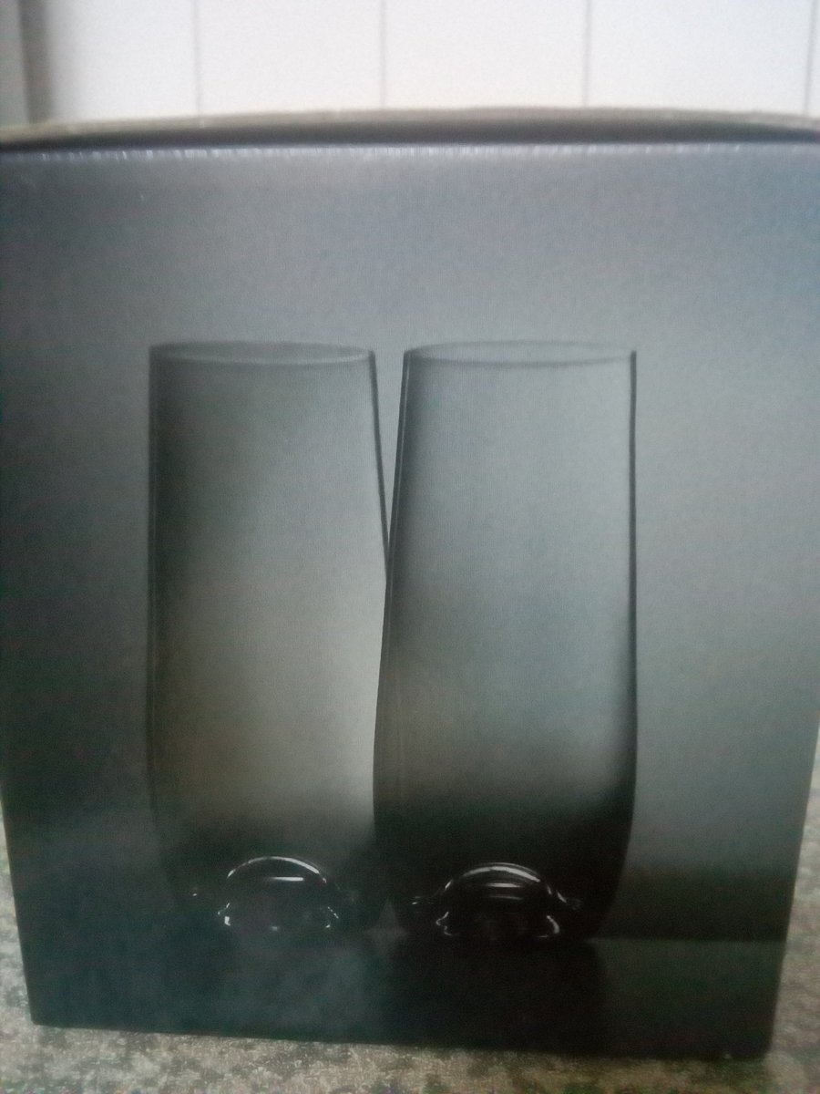 bellamufazi's tweet image. New obsession 😍😍😍 #glassware #stemless #flute #prettyglasses