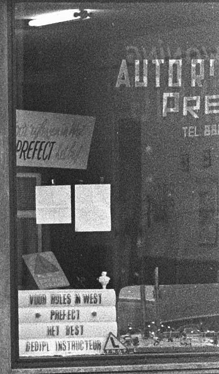 Next to the Shoetique was a driving school called ‘Autorijschool Prefect’ (‘Voor Rijles In West * Prefect * Het best’). On this photo we can also see that they had what seems like beautiful window lettering. I couldn’t find a picture with the whole sign visible though.