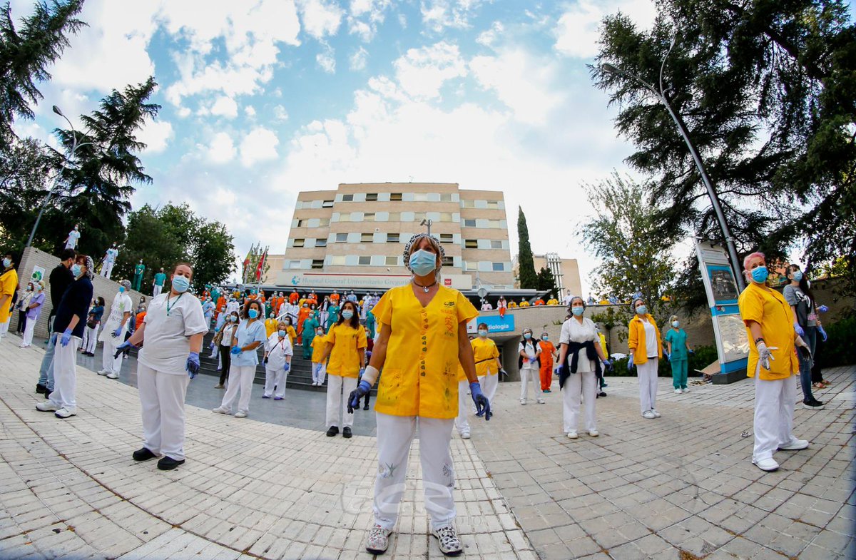 SanitariosNece's tweet photo. 🔔🔔¡RECUERDA!🔔🔔

MAÑANA A LAS 20:00H EN LA PUERTA DEL SOL CONTINUA LA LUCHA POR NUESTRA SANIDAD.

¡Tenemos que continuar mostrando que somos fuertes y que estando juntos somos invencibles!

Distancia de seguridad.
Medidas de protección.

#SolSanitario 
#SanitariosNecesarios https://t.co/VNlL6Vc7jf