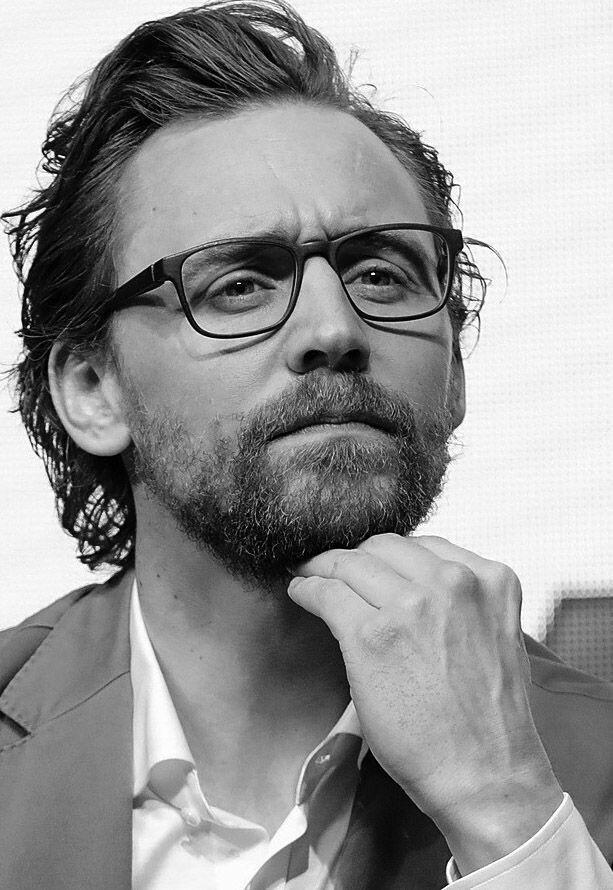 CatsHiddleston's tweet photo. 🤔🤔🤔 #TomHiddleston https://t.co/TOgz6HtEFO