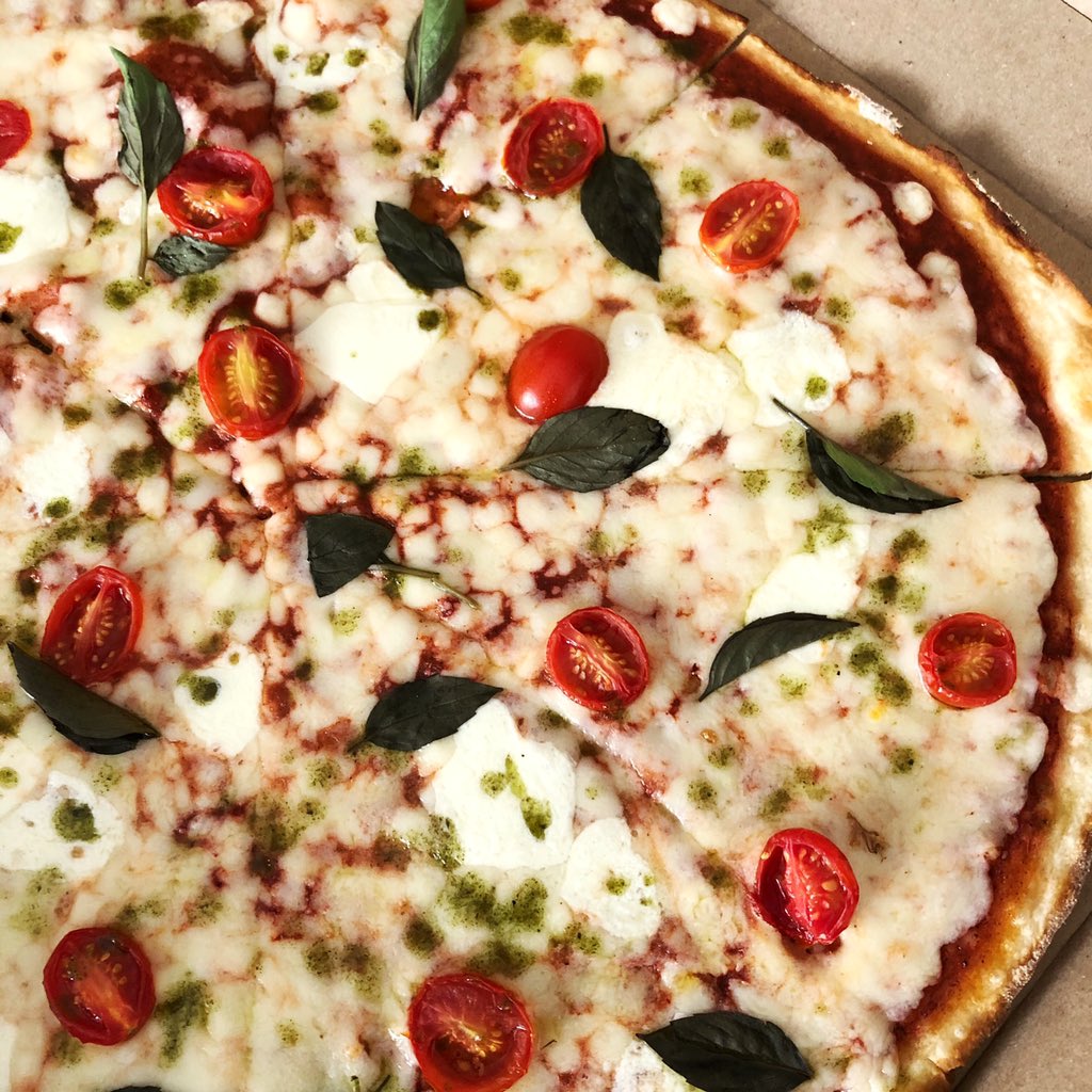 drsalsamx's tweet photo. ¡Francamente deliciosa! La pizza 🍕 Margarita de @modena_pizza me encantó. Los quesos y la base delgada, y demás ingredientes 👌 Muy, muy recomendable. La disfruté con un gran vino de california. https://t.co/xEHIz7RTFr