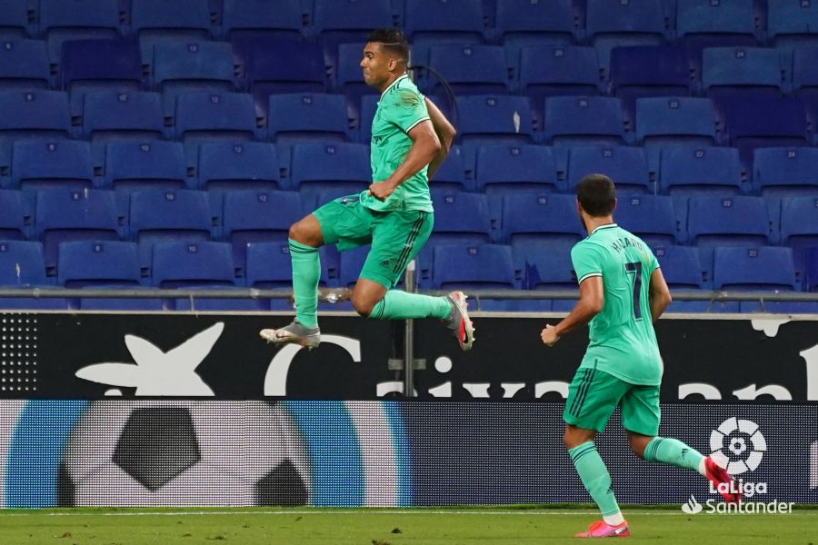 LaLigaBRA's tweet photo. 💥 @Casemiro deixando o dele e botando o @realmadrid na liderança! 💥

Quarto gol do brasileiro na #LaLigaSantander! 🇧🇷✨

#EspanyolRealMadrid https://t.co/ngXaiLuXBT