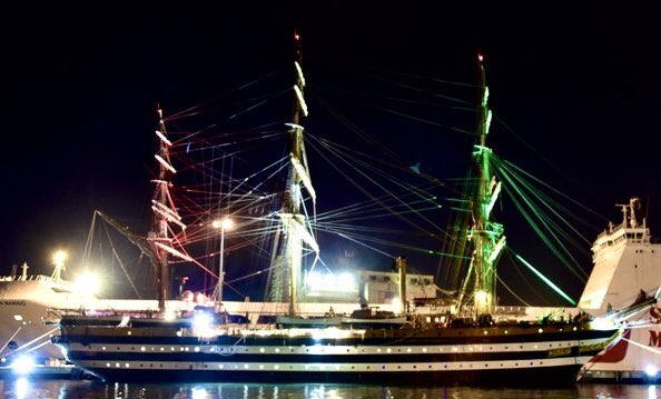 A Livorno la nave scuola #AmerigoVespucci illuminata dal #Tricolore. Che meraviglia! 

@FratellidItalia