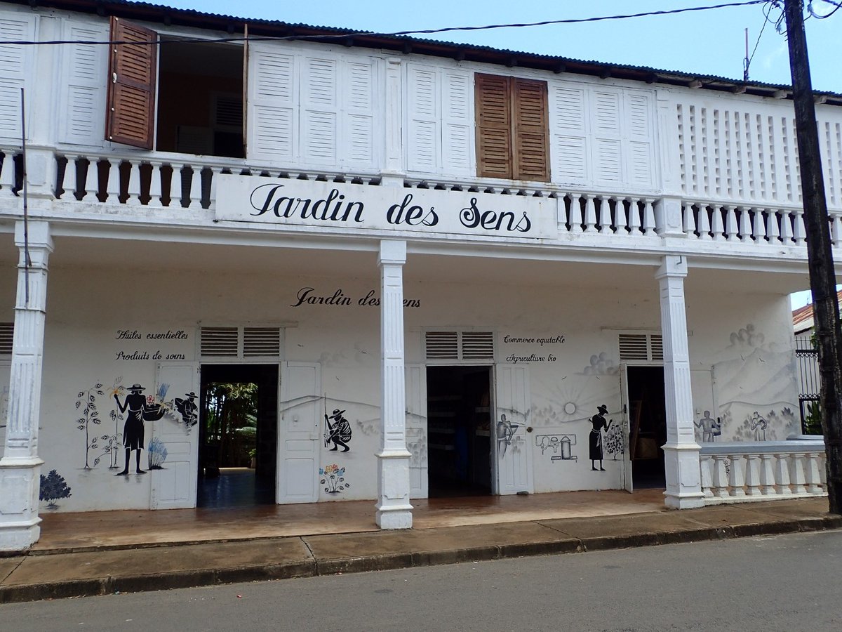 Nosybepro's tweet photo. Le Jardin des sens : librairie spécialisée dans les livres sur Madagascar, artisanat, cartes postales #Hellville #nosybe infos, photos, contact : https://t.co/5lqEOvCeBM https://t.co/QEcz5EieY8