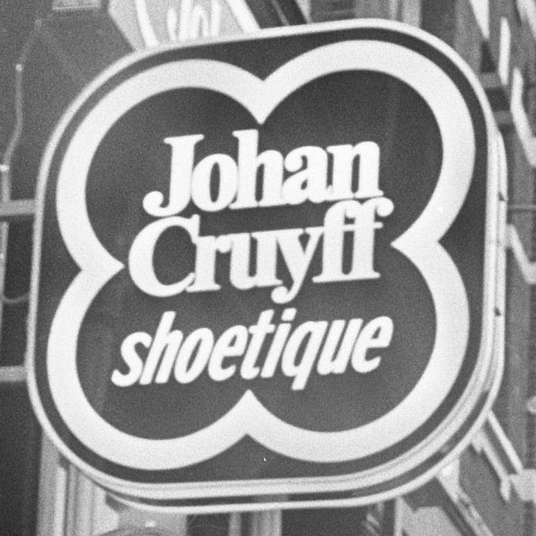 And finally: the sign. I have no idea who made it, what the concept was, and what fonts were used. On the shop we see 2 ‘lockups’: one square (the original I imagine) and one horizontal.