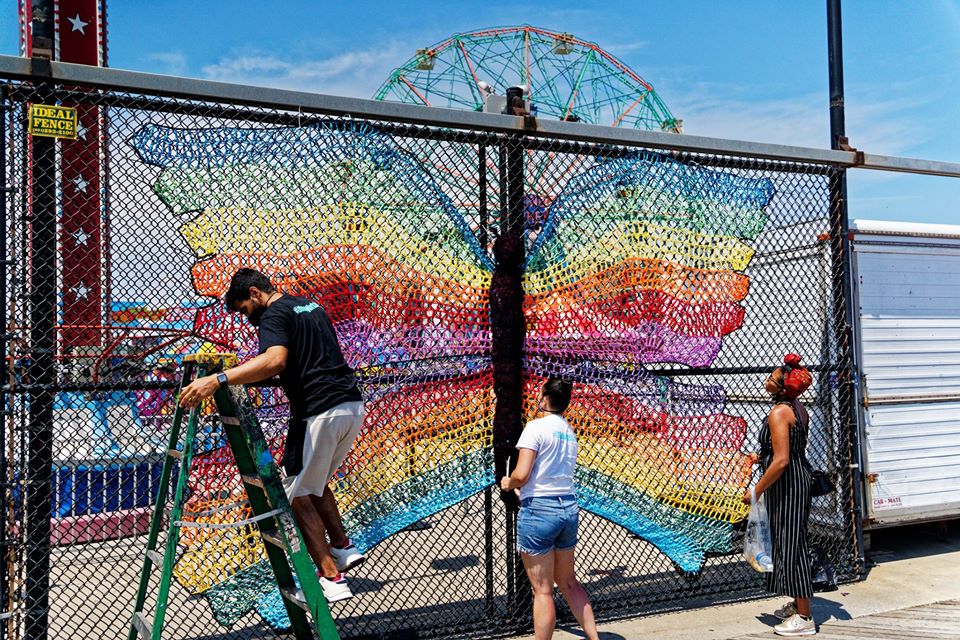 WonderWheelPark's tweet photo. Yarn art created by Carmen Paulino and Alisha Soto for #PrideDay #Pride2020 🌈🏳️‍🌈 at #ConeyIsland's Deno's Wonder Wheel Amusement Park🎡@carmencommunit1 📷@coneyislandjim https://t.co/u4lIfAsnqK