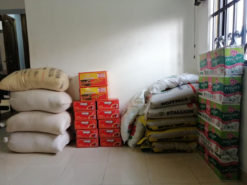 Justabowl3's tweet photo. We reached out to Isale Akoka community with food relief packs yesterday the 27th of June 2020.. The joy and happiness we saw on their faces is all that matters, they embraced the food packs with so much appreciation..💙🌍🙏.
Location : Isale Akoka Community, Bariga Lagos state🇳🇬 https://t.co/5spS2Q3JSz