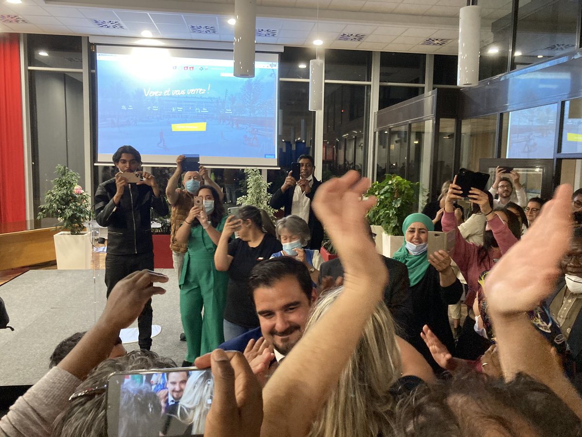 Scène de liesse à la mairie de #garges avec l’arrivée de benoit jimenez annonce gagnant d’une très courte tête avec 50,85% face à Samy debah