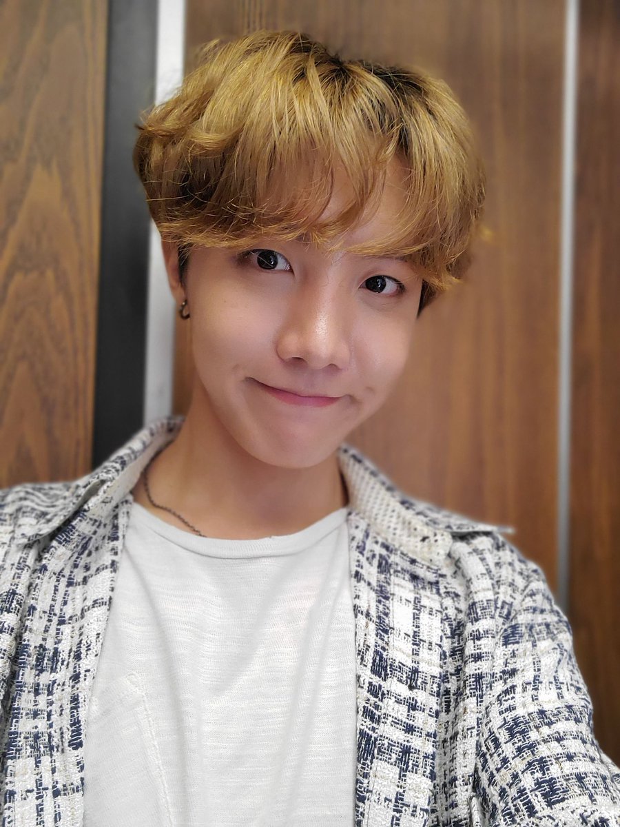 4O4_twt's tweet photo. Mejor tarde que nunca dijo el Thad.
¿Qué tal, abejitas? Hoy les traigo una canción que vengo escuchando como loco desde que salió, parezco disco rayado, pero es que a decir verdad me ha encantado 🥺 soy tan fan.
¡Sigan así, son icónicas!

#GAGAPUNKSC
#THADEUS_404 #JHOPE_404 https://t.co/DEVgh0T7Pz