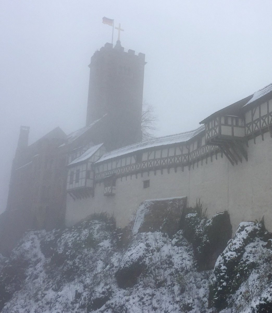 ドイツ幻想風景 Sur Twitter 声に出して読みたいグリム童話のドイツ語 Schneewittchen シュネーヴィトヒェン 白雪姫 今まで見た中で 白雪姫の王妃 魔女の城を一番想起させたのは霧雪のヴァルトブルク城でした 一度入ったら二度と出てこれない呪われた城みたいと ドイツ幻想風景 Sur Twitter 声に出して読みたいグリム童話のドイツ語 Schneewittchen シュネーヴィトヒェン 白雪姫 今まで見た中で 白雪姫の王妃 魔女の城を一番想起させたのは霧雪のヴァルトブルク城でした 一度入ったら二度と出てこれない呪われた城みたいと