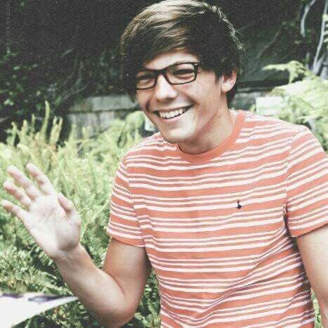 OnlyAngelHL's tweet photo. ✨ AU LARRY ✨

Donde L está harto de hacer homeschool por ser famoso y decide ir a la uni con una imagen diferente. 
O donde H se hace amigo del chico nuevo, un nerd raro que se va de la nada sin razón aparente. https://t.co/o17Yh3eIFD