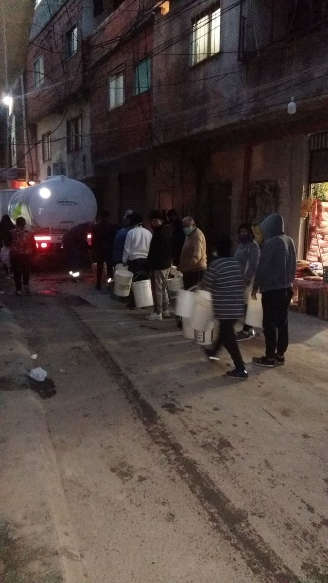 Veronica_L25's tweet photo. AHORA 🚨 el equipo de @IVCBuenosAires abasteciendo, mediante camión cisterna, a los vecinos de la manzana 22 y 23 del Barrio Ricciardelli .
@JuanMaquieyra @Salas_Gabriel 
@mrgospedini @MariaMigliore https://t.co/JeJCHEE3yW