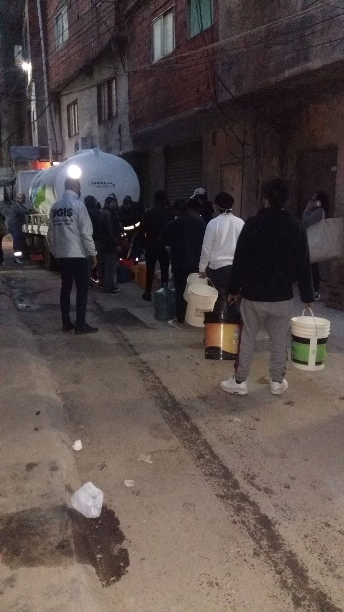 Veronica_L25's tweet photo. AHORA 🚨 el equipo de @IVCBuenosAires abasteciendo, mediante camión cisterna, a los vecinos de la manzana 22 y 23 del Barrio Ricciardelli .
@JuanMaquieyra @Salas_Gabriel 
@mrgospedini @MariaMigliore https://t.co/JeJCHEE3yW