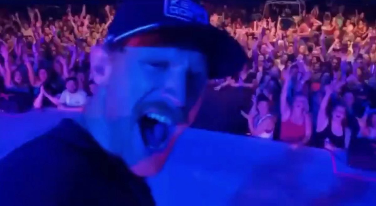 PopCrave's tweet photo. Country singer Chase Rice is under fire for hosting a concert for 4,000 fans in Tennessee. https://t.co/lWIIEfJZds