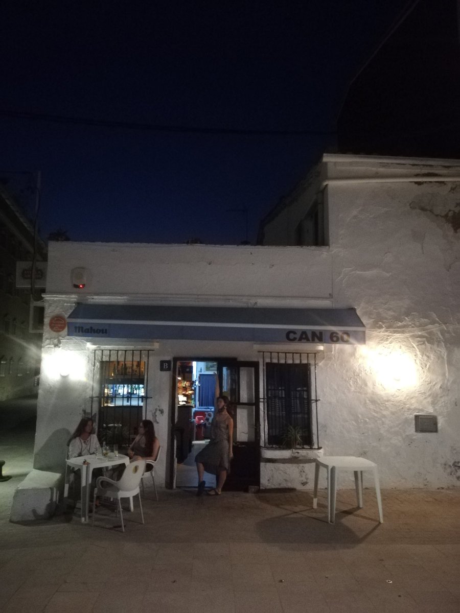 MariaManning25's tweet photo. Nenes, quin plaer l'estiu amb birra, un passeig marítim buit i les amistats de tota una vida. https://t.co/V2BAQIRDTE