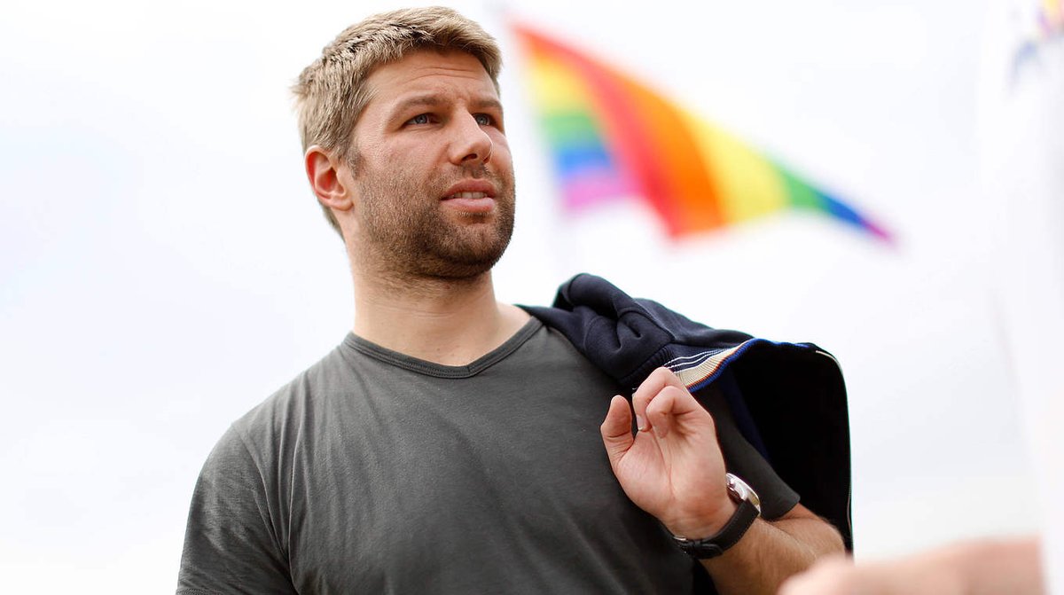 SSLazioBrasil's tweet image. Hoje se comemora o Dia Internacional do Orgulho LGBTI. @ThomasHitz, um dos poucos atletas de futebol a se assumir publicamente como homossexual, jogou na Lazio em 2010, e hoje é embaixador para a diversidade na federação alemã. "Que a luta não pare", é seu mote. #GlobalPrideDay