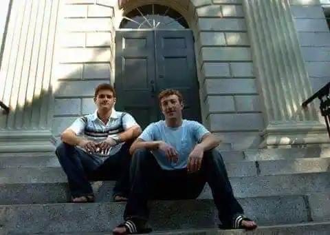 أول صورة نُشرت على الفيسبوك
كانت لمارك صاحب ومؤسس فيسبوك عندما تم نشر موقع الفيسبوك على شبكة الأنترنت عام 2004
وحازت على لايك واحد من صديق مارك الجالس خلفه